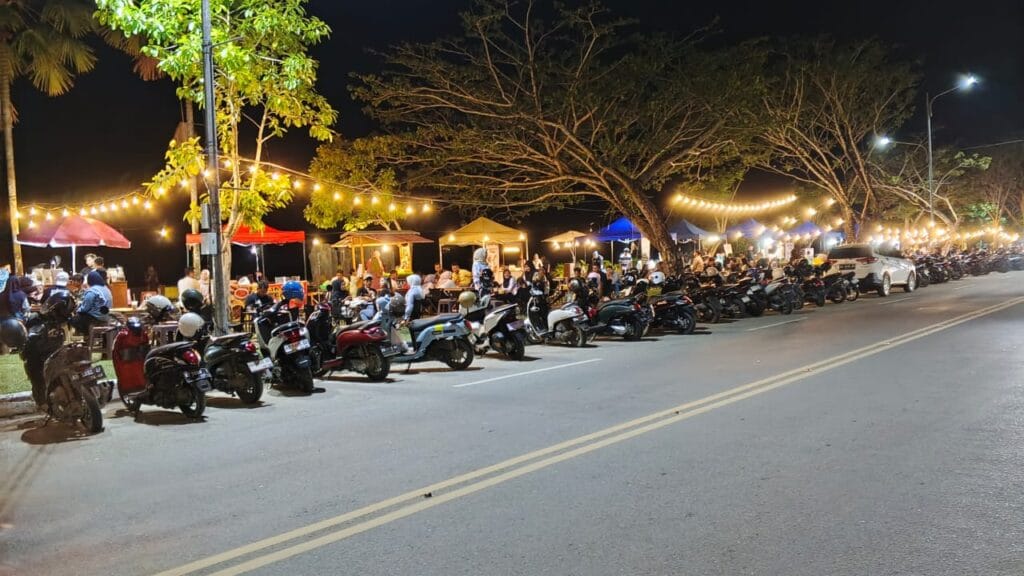 MAKIN RAMAI: Seiring penataan yang dilakukan Pemda Bulungan UMKM makin tumbuh dan berkembang di sepanjang Tepian Sungai Kayan. (foto:Dsh:Tanjungnews.com)