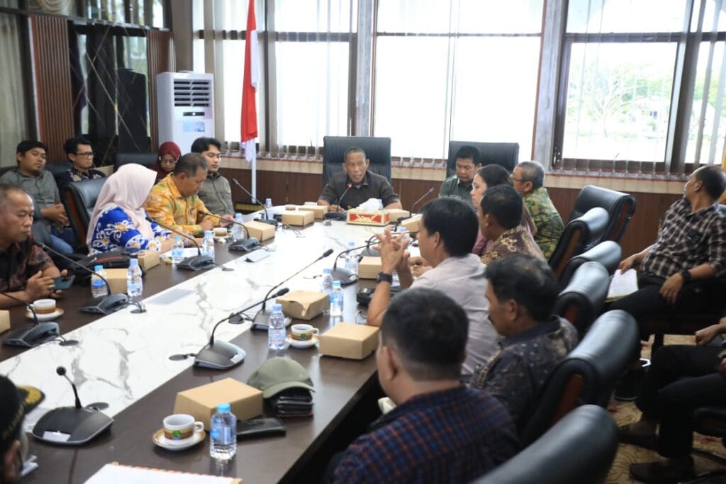 PIMPIN RAPAT: Bupati Bulungan, Syarwani,S.Pd.M.Si memimpin rapat pertemuan antara masyarakat dan perusahaan kelapa sawit PT Primabahagia Permai membahas terkait progres eksisting tanaman kalapa sawit pada kebun inti dan plasma