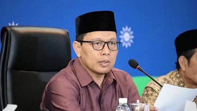 Sekretaris PP Muhammadiyah Muhammad Sayuti saat membacakan Maklumat PP Muhammadiyah di Kantor PP Muhammadiyah, Jalan Cik Ditiro, Yogyakarta,. ((Antara)