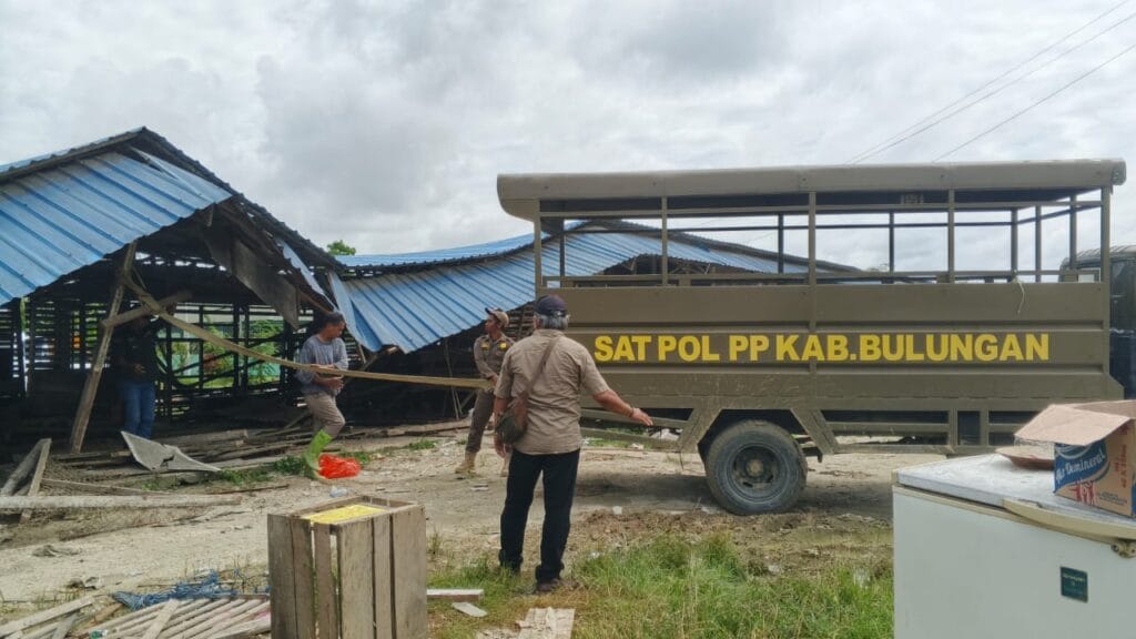 DIBONGKAR- Dianggap ilegal dan menaambah kekumuhan area Pasar Induk Tanjung Selor bangunan lapak ayam hidup dibongkar tim gabungan Diskoperindag Bulungan.
