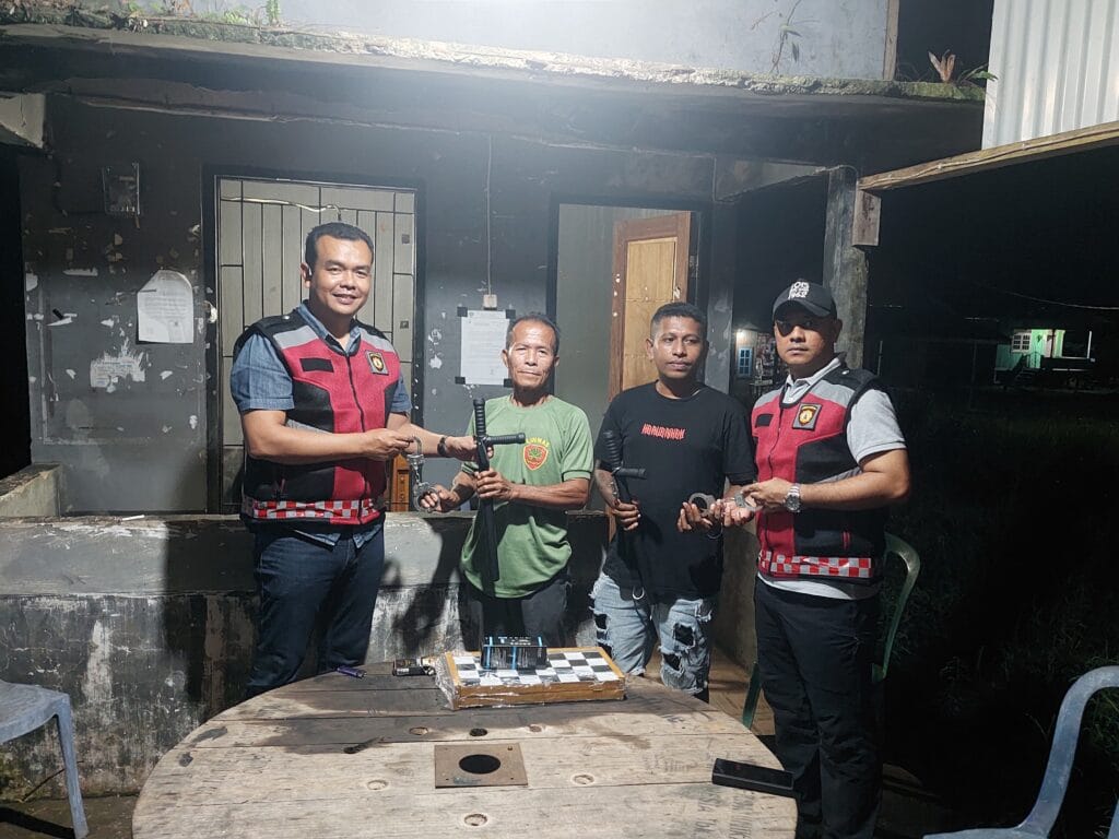 BERI BENTUAN: Kapolres Tana Tidung memberikan bantuan dukungan sarana perlengkapan Satkamling diantaranya Borgol 2 unit, Tongkat "T" 2 unit, Catur 1 unit dan senter 1 unit.