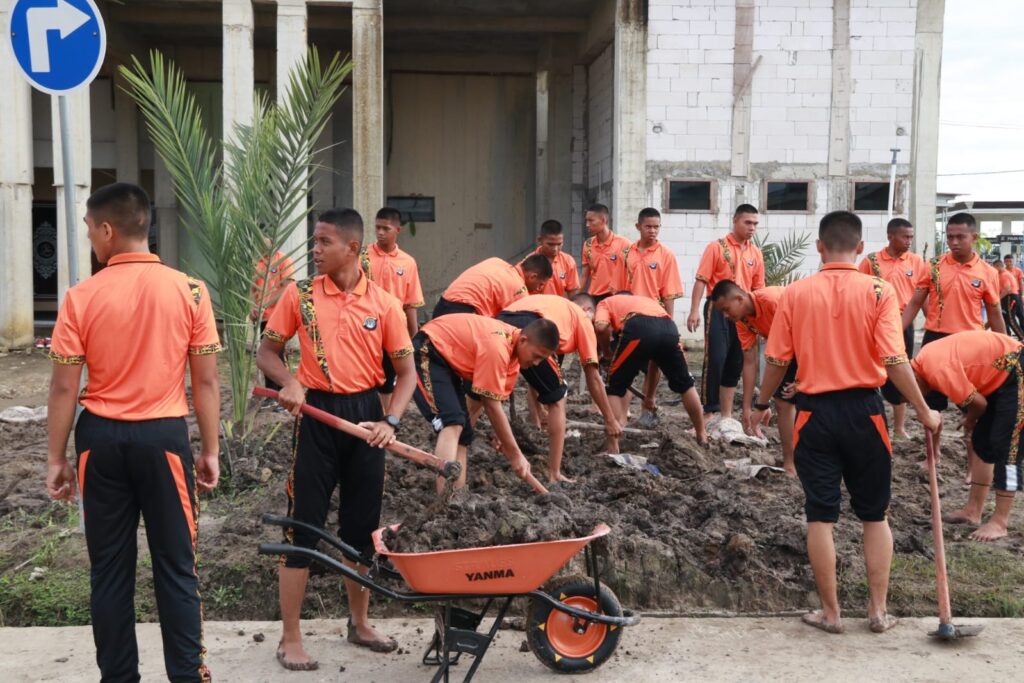JUMAT BERSIH: Personel Polda Kaltara saat membersihkan area sekitar Mapolda Kaltara.