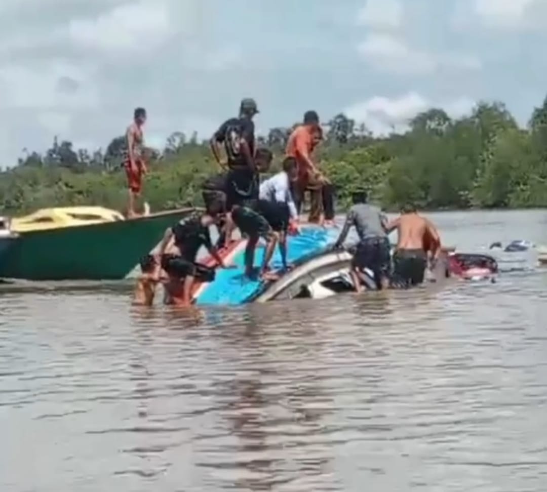 TERBALIK: Proses evakuasi Speedboat Iqza Express yang tenggelam setelah mengantarkan penumpang dari acara kondangan di Pulau Tias, dugaan sementara penyebat speedboat tenggalam akibat menabrak batang di perairan Sungai Kayan SP 6 Desa Salimbatu Kecamatan Tanjung Palas Tengah Kabupaten Bulungan, Senin (10/2/2025)