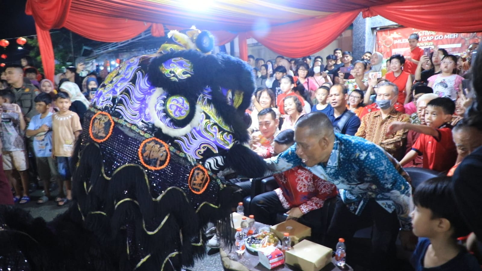 DIRESMIKAN: Bupati Bulungan, Syarwani, S.Pd.M.Si saat menghadiri perayaan Cap Go Meh sekaligus meresmikan kawasan pecinan atau Chinatown di depan Klenteng Ta Pek Kong Tanjung Selor, Mingu (9/2/2025)
