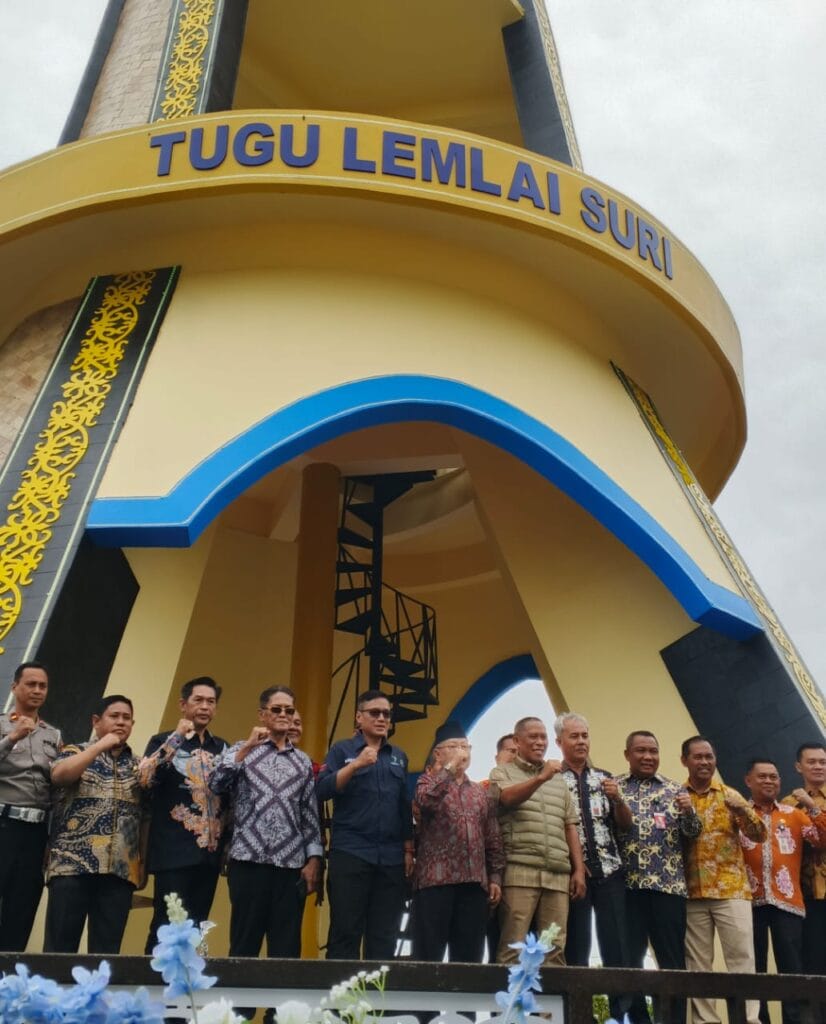 DIRESMIKAN: Bupati Bulungan, Syarwani, S.Pd., M.Si, didampingi Sekretaris Daerah (Sekda) Risdianto, S.Pi., M.Si, tokoh masyarakat, serta pihak terkait lainnya, melakukan prosesi potong pita sebagai tanda peresmian Tugu Putri Lamli Suri, Kamis (13/02/2025).