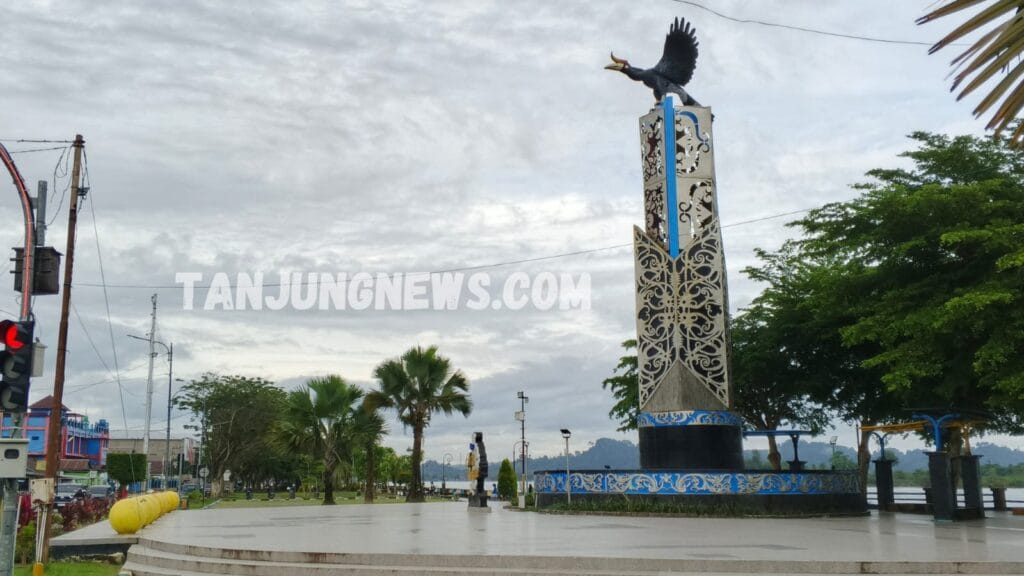 TUGU CINTA DAMAI: Melalui APBD Bulungan Tahun 2025 Pemda Bulungan menganggarkan sekitar Rp 7,2 Miliar untuk penataan kawasan Tepian Sungai Kayan termasuk lighting Tugu Cinta Damai.