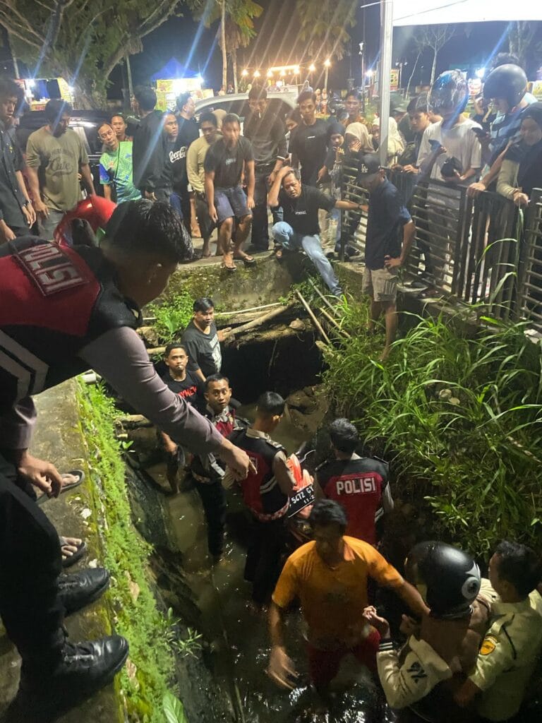 GERAK CEPAT: Personel Ditsamapta Polda Kalimantan Utara saat membantu proses evakuasi korban dan kendaraanya yang masuk dalam parit, Rabu (19/2/2025).