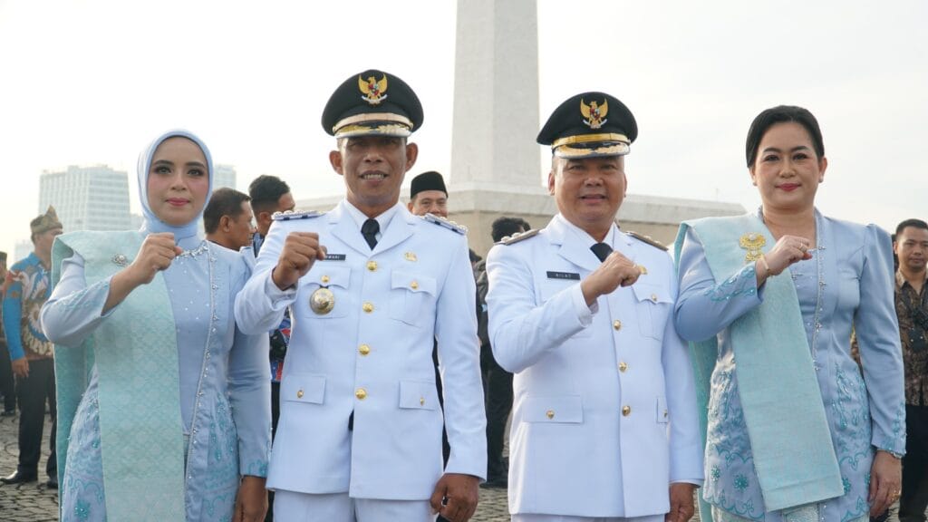 RESMI DILANTIK: Bupati Bulungan Syarwani, S.Pd.M.Si dan Kilat Bilung, A.Md didampingi para istri usai proses pelantikan di Istana Kepresidenan, Jakarta, Kamis (20/2/2025).