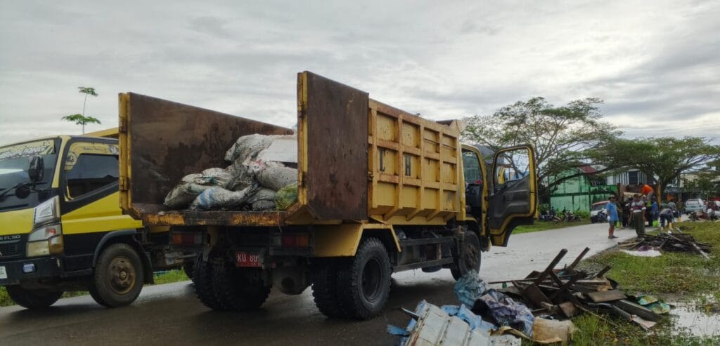 KERJA BAKTI: Dinas Lingkungan Hidup (DLH) Kabupaten Bulungan, Kodim 0903/Bulungan, Kepolisian, UPTD Pasar Induk serta masyarakat sekitar terutama warga RT 52 melaksanakan kegiatan kerja bakti bersama membersihkan sampah di area Pasar Induk Tanjung Selor, Minggu (23/2/2025).