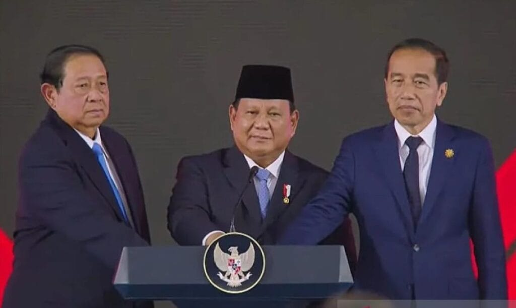 Tangkapan layar - Presiden RI Prabowo Subianto bersama Presiden Ke-7 RI Joko Widodo (kanan) dan Presiden Ke-6 RI Susilo Bambang Yudhoyono (kiri) menekan tombol bersama seraya meluncurkan secara resmi Badan Pengelolaan Investasi Daya Anagata Nusantara (BPI Danantara) di Istana Kepresidenan Jakarta, Senin (24/2/2025).