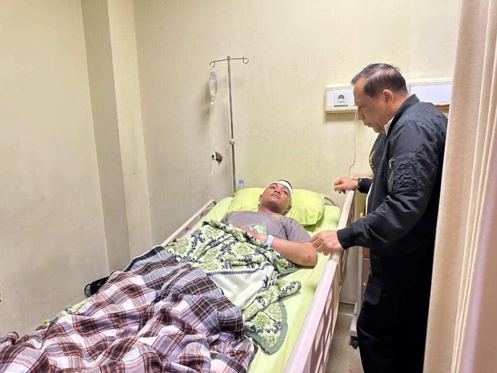 PANTAU LANGSUNG: Kapolda Kaltara Irjen Pol Hary Sudwijanto, S.I.K., M.Si usai melihat dan memberi arahan di Mapolres Tarakan juga menjenguk secara laangsung 6 personel kepolisian yang menjadi korban pengroyokan oknum TNI di RSUD dr.Jusuf SK, Kota Tarakan, Selasa (25/2/2025)