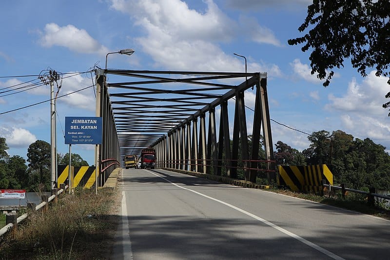 Akibat insiden tertabraknya Jembatan Sungai Kayan pada Sabtu (1/3/2025) yang berakibat pada keretakan badan jalan hingga terlepasnya baut rangka jembatan