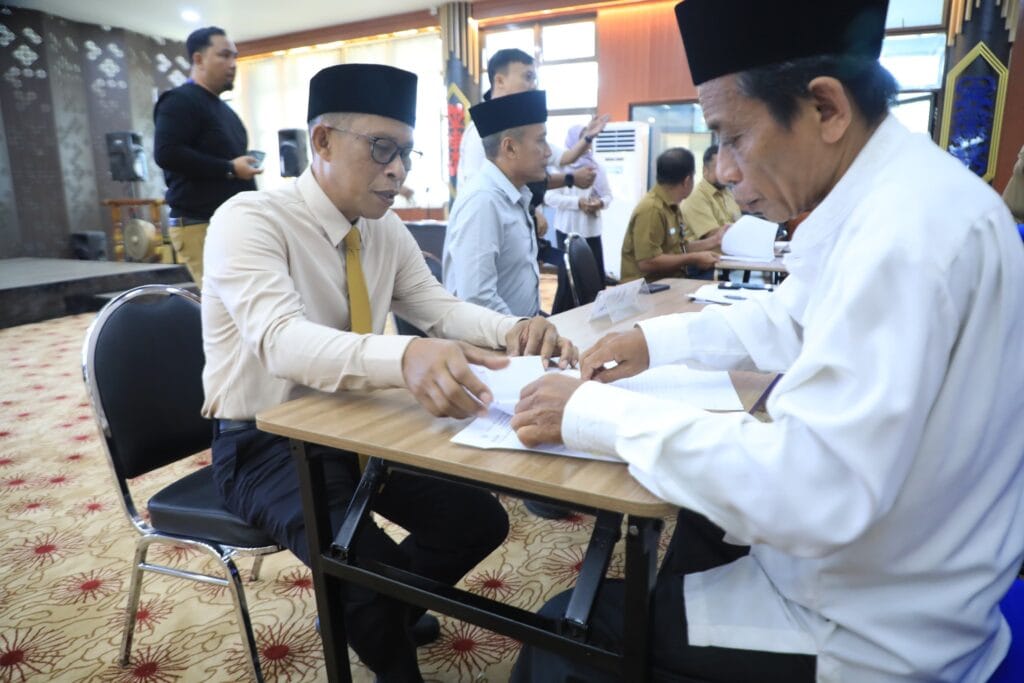 BAYAR ZAKAT: Bupati Bulungan, Syarwani, S.Pd.M.Si, Sekretaris Daerah (Sekda) Bulungan, Risdianto, S.Pi.M.Si serta pimpinan perangkat daerah melakukan pembayaran zakat fitrah pada program Bulungan Berzakat di Ruang Tenguyun Kantor Bupati Bulungan, Senin (10/3/2025)