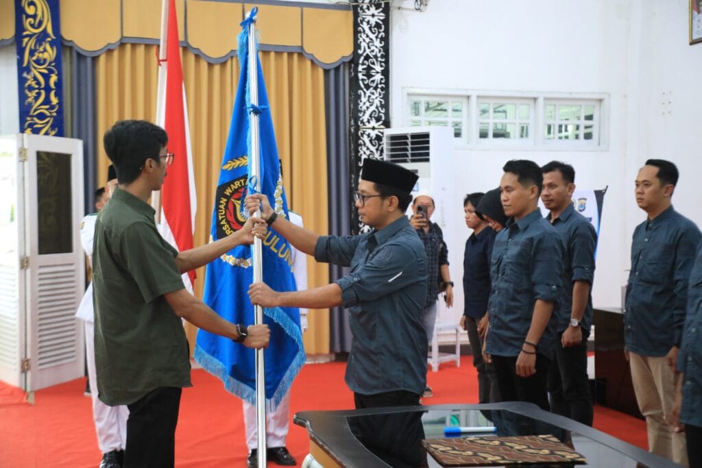 RESMI DILANTIK: Ketua PWI Kaltara secara simbolis menyerahkan pataka PWI pada Ketua PWI Kabupaten Bulungan sebagai tanda telah terbentuknya jajaran pengurus PWI Kabupaten Bulungan, bertempat di Komplek Rumah Jabatan Bupati, Selasa (11/3/2025)