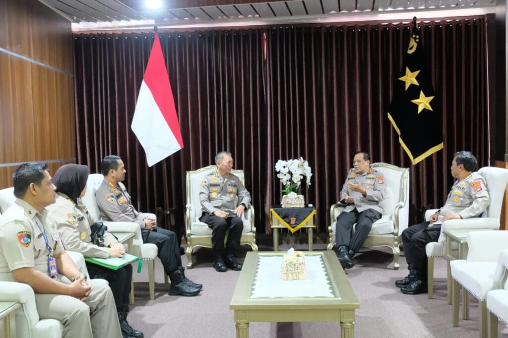 Tim Puslitbang Polri yang dipimpin Ketua Tim Kombes Pol. Syahrial M. Said, S.I.K. (Ketua), dengan anggota AKBP Ujang Darmawan H.S, S.H., S.I.K., M.M., M.I.K., AKBP Septi Astuti, S.T., M.A. dan Penda Tk I Bahrinel Siregar, melaksanakan penelitian di Polda Kaltara pada hari Senin, (10/3/2025)