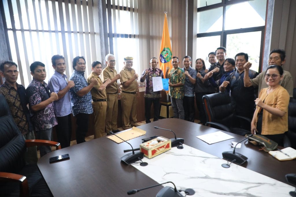MENGHADAP BUPATI: Masyarakat Hulu Sungai Kayan khususnya Kecamatan Peso meminta bupati membangunkan sekolah yang representatif diwilayahnya, bupati langsung menyanggupi untuk membangunkan sekolah tahun depan.