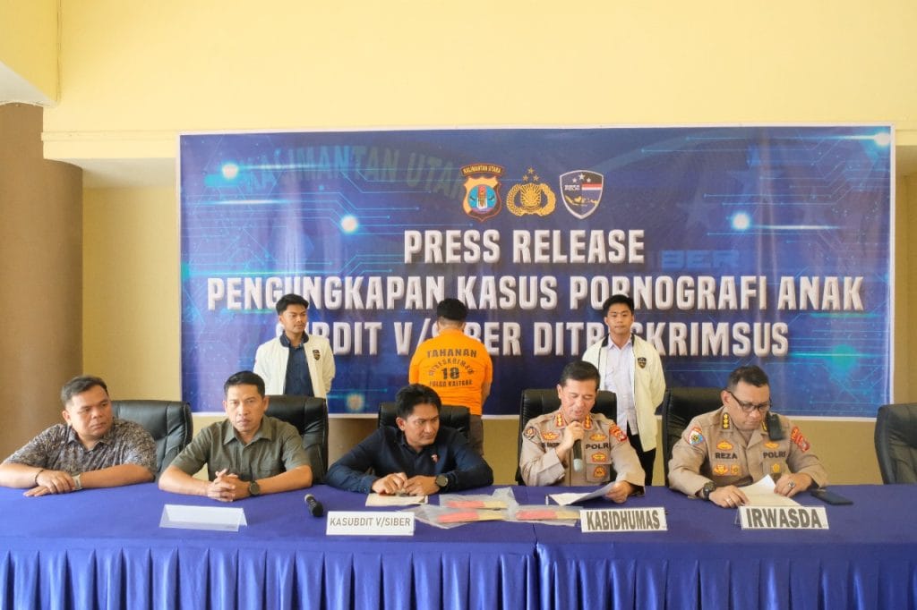 Polda Kalimantan Utara (Kaltara) menggelar Press Release yang dipimpin oleh Kabid Humas Polda Kaltara, Kombes Pol Budi Rachmat, S.I.K., M.Si., didampingi oleh Auditor Tk. III, Kasubdit V/Siber, Propam, dan Dinas Sosial, Selasa (18/3/2025).
