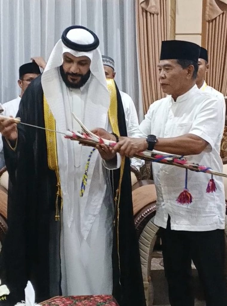 CINDERA MATA: Gubernur Kaltara Drs H Zainal Paliwang, saat memberikan cindera mata pada Syeikh Abdurrahman Al'Ausy imam Masjidil Haram, saat berada di Kaltara, bertempat di Rumah Dinas Bupati Bulungan, Selasa (18/3/2025)