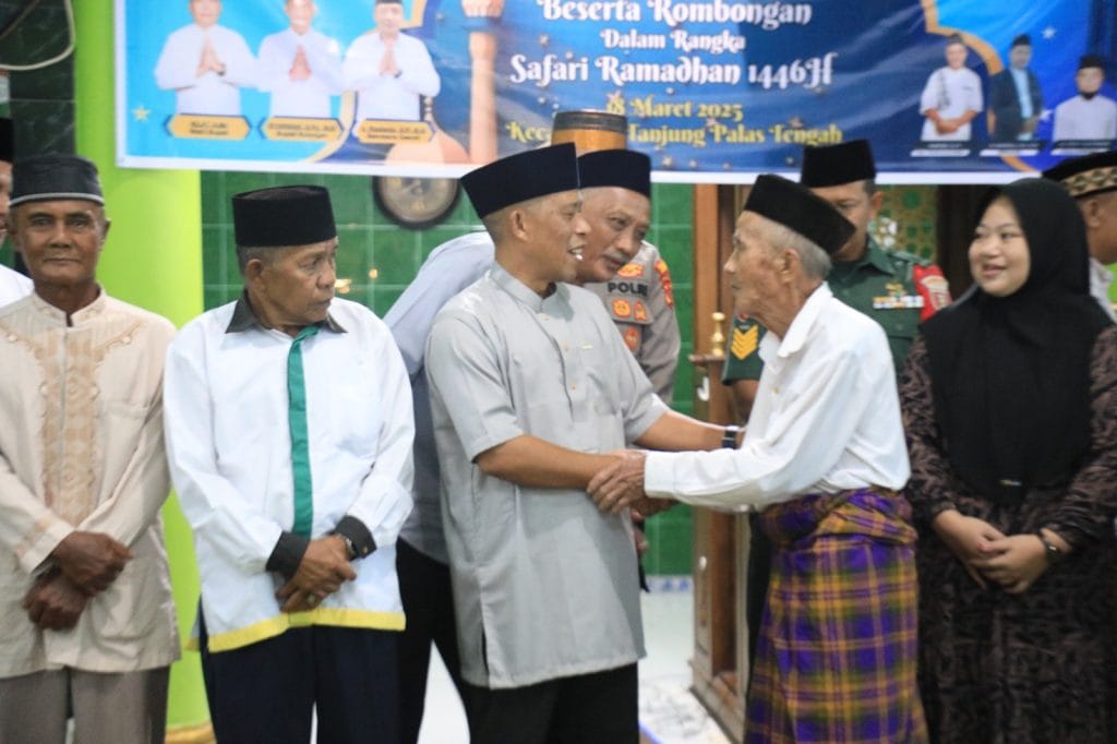 SAFARI RAMADAN : Bupati Bulungan Syarwani, S.Pd.M.Si saat menggelar Safari Ramadan hari ke 18 di Masjid Jabal Nur Desa Salimbatu.