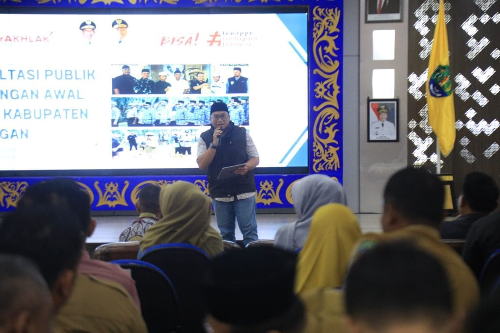 KONSULTASI PUBLIK: Adymas P.Utomo, S.P., M.T, Tim Penyusun RPJMD Kabupaten Bulungan dari Universitas Kalimantan Utara (Unikaltar) saat memaparkan dukumen RPJMD Bulungan tahun 2025-2030 dihadapan kepala OPD serta stakeholder terkait, di Ruang Tenguyun Kantor Bupati Bulungan belum lama ini.