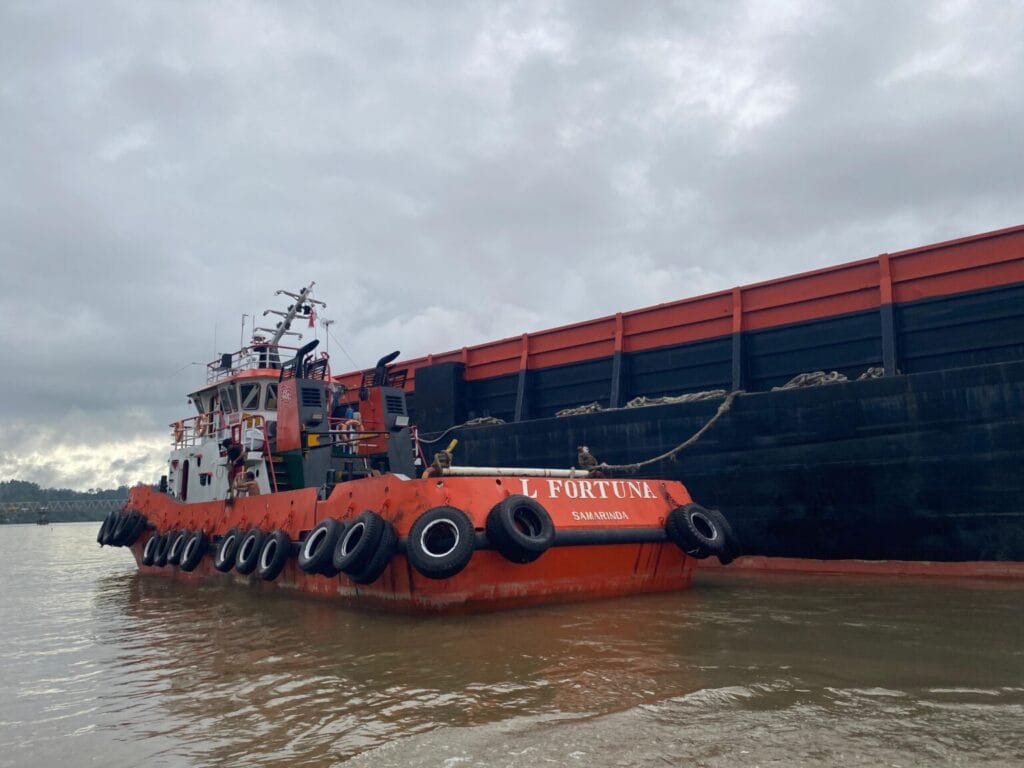 Kapal Tagboat (TB) L Fortuna yang menarik Ponton Lius Emas yang menabrak Jembatan Tanjung Palas beberapa waktu lalu. Foto:Ist