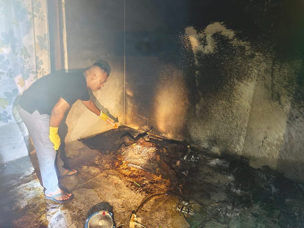 TERBAKAR: Petugas Kepolisian Polresta Bulungan saat olah tempat kejadian perkara di Jalan Perjuangan 2 RT. 001 Kelurahan Tanjung Selor.