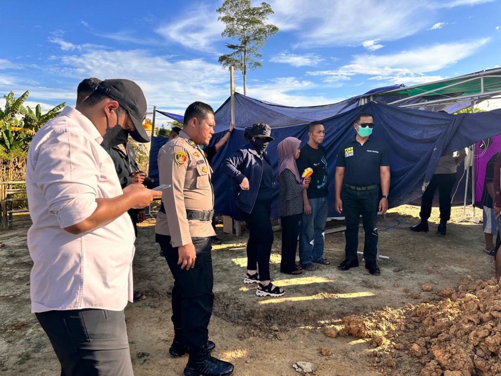 DIBONGKAR: Polisi melakukan pembongkaran kembali makam AKG yang juga dihadiri oleh ibu kandung korban dan ayah tiri korban.