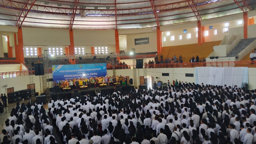 DILANTIK: Sebanyak 1.485 Pegawai Pemerintah dengan Perjanjian Kerja (PPPK) di lungkup Pemda Bulungan di lantik dan dibberikan SK pengangkatan di Dome Sport Centre Bulungan, Jumat (25/4/25).