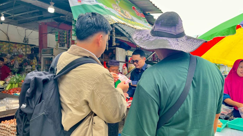 EDUKASI: Bank Indonesia Perwakilan Provinsi Kalimantan Utara melakukan kegiatan edukasi tentang ciri khusus uang rupian asli di Pasar Induk Tanjung Selor, Senin (28/4/2025)