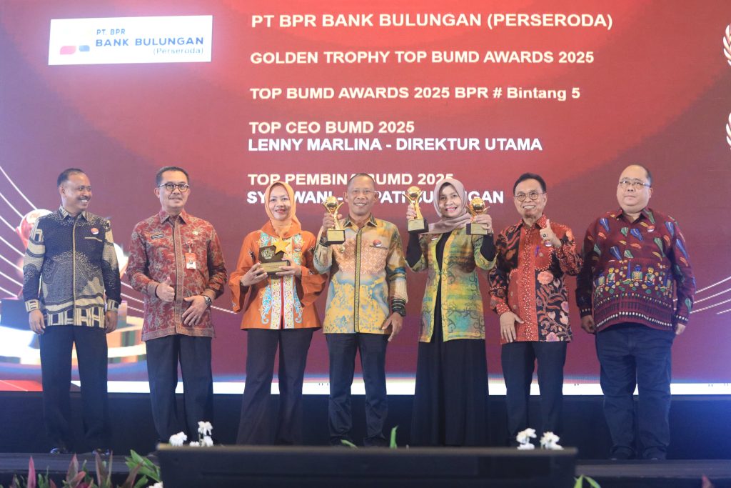 RAIH PENGHARGAAN: Bupati Bulungan Syarwani, S.Pd.M.Si menerima secara langsung penghargaan TOP BUMD Award 2025, bertempat di Hotel Raffles Ciputra World Jakarta, Senin (28/4/25).