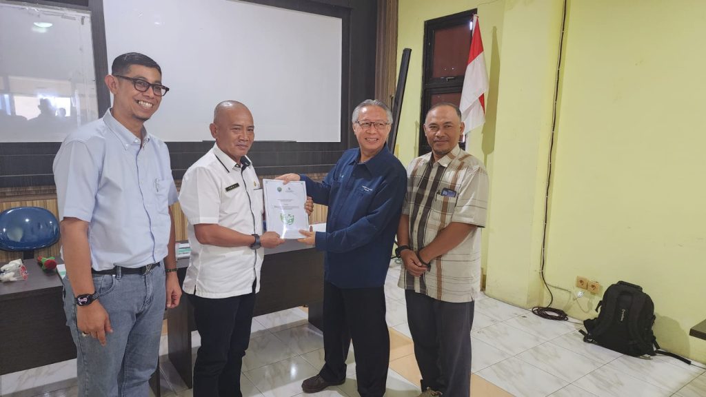 Pemerintah Kabupaten Bulungan resmi menerima Peraturan Bupati tentang Pedoman Identifikasi, Penetapan, Pengelolaan, dan Pemantauan Areal dengan Nilai Konservasi Tinggi (NKT) dalam sebuah kegiatan yang diselenggarakan di Kantor Dinas Lingkungan Hidup (DLH) Kabupaten Bulungan, Rabu (30/4/25).
