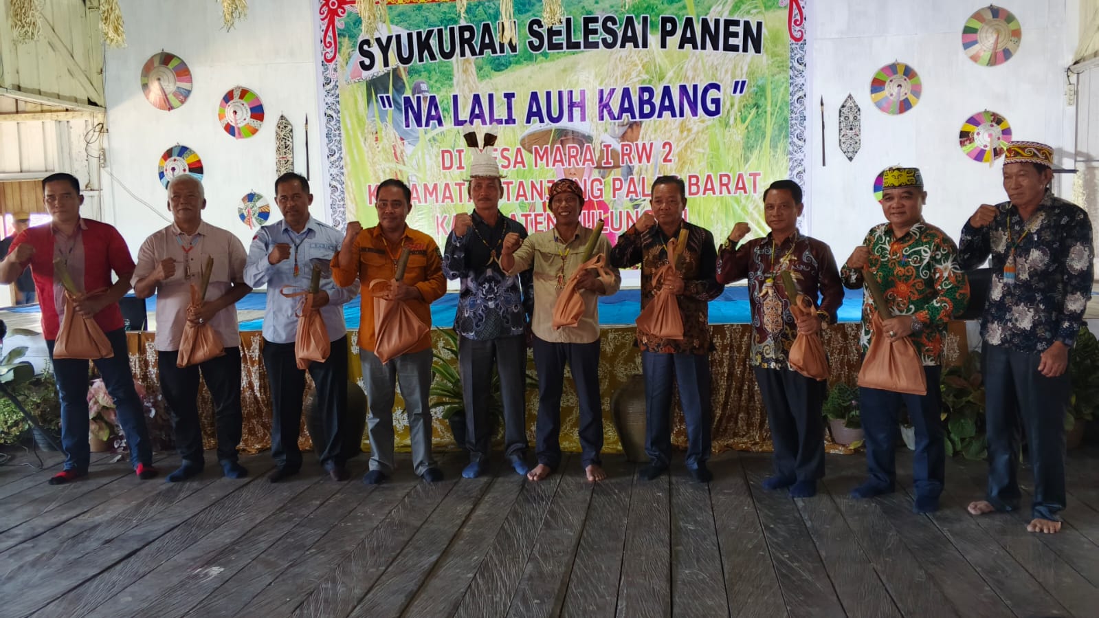 Bupati Bulungan Syarwani, S.P.d.M.Si didampingi Asisten Administrasi Umum Adi Irwansyah MS.S.H.M.Si dan beberapa kepala Organisasi Perangkat Daerah (OPD) menghadiri syukuran selesai panen "Na Lalu Auh Kabang" bertempat di Aula Katolik St Petrus Desa Mara 1, Sabtu (17/5/25)