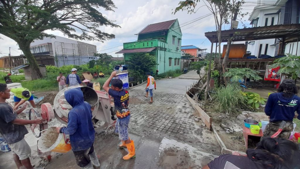 KOMPAK: Warga Gang Dr Lutfi Bansir 1 secara swadaya dan gotong royong membangun jembatan akses masuk tanpa harus menunggu bantuan pemerintah.