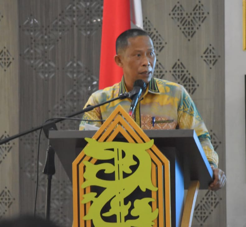 Bupati Bulungan Syarwani, S.Pd.M.Si saat membuka Bimtek Implementasi Katalog Elektronik Versi 6 dan Pendampingan kepada Pengusaha UMKM di Ruang Tenguyun Lantai 2 Kantor Bupati pada Selasa (27/5/25).