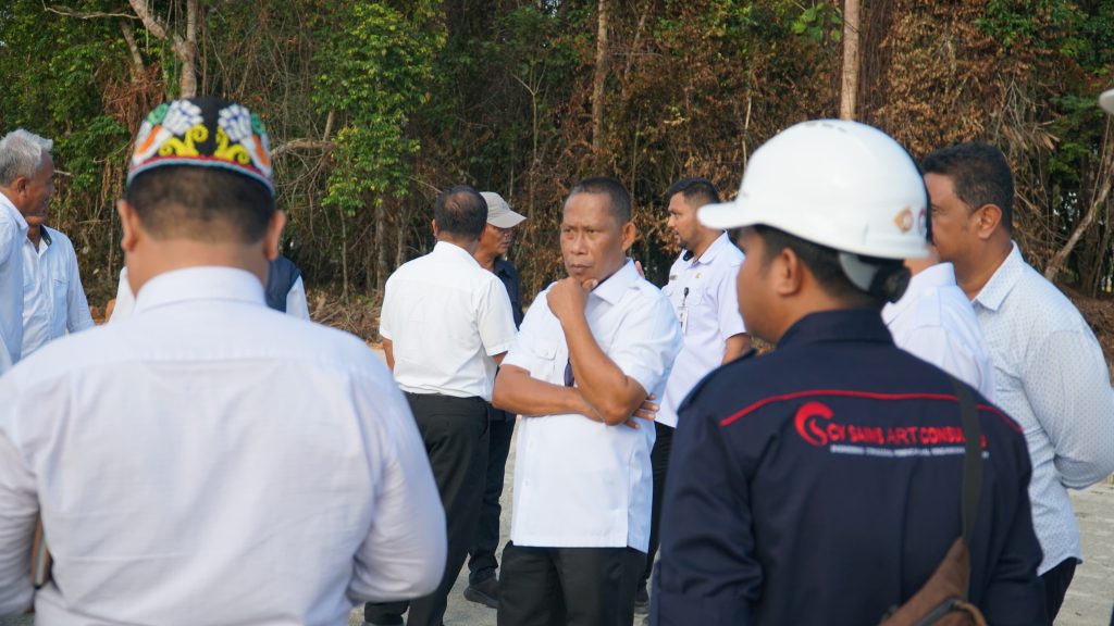 TINJAU LAPANGAN: Bupati Bulungan Syarwani turun langsung meninjau progres pembangunan fisik Kebun Raya Bundayati Bulungan, Rabu (28/5/25).