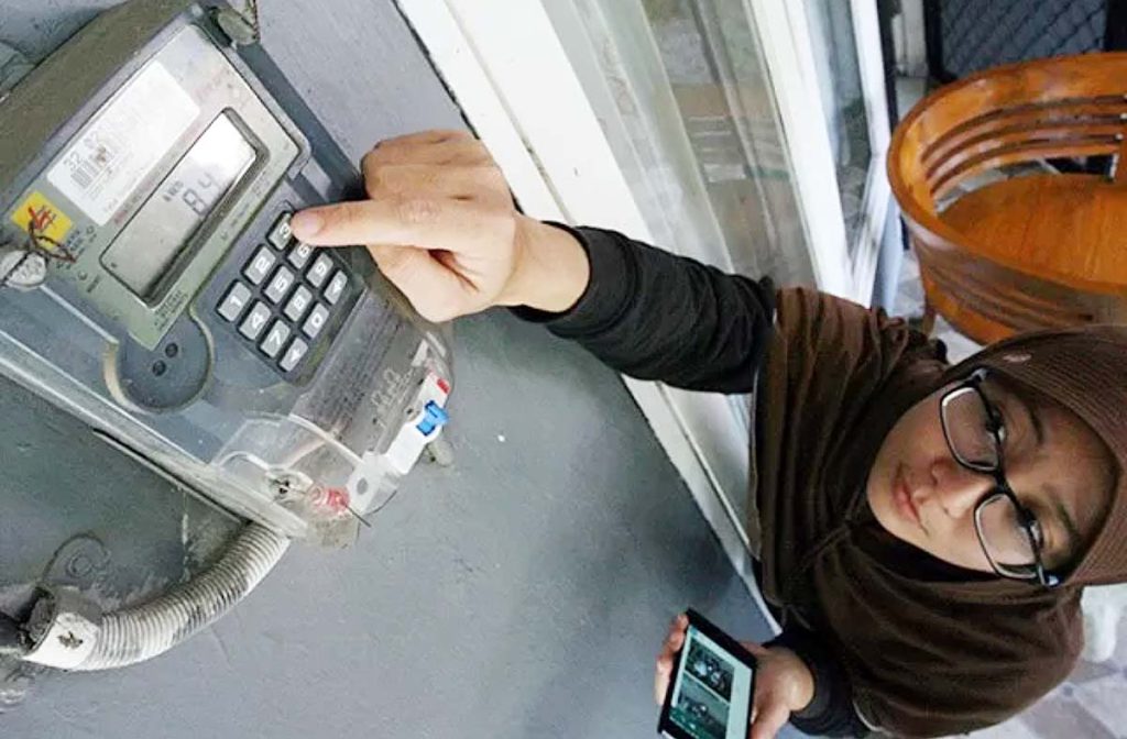 Ilustrasi pelanggan prabayar PLN tengah mengisi token listrik. (Foto Dok:Jawapos.com)