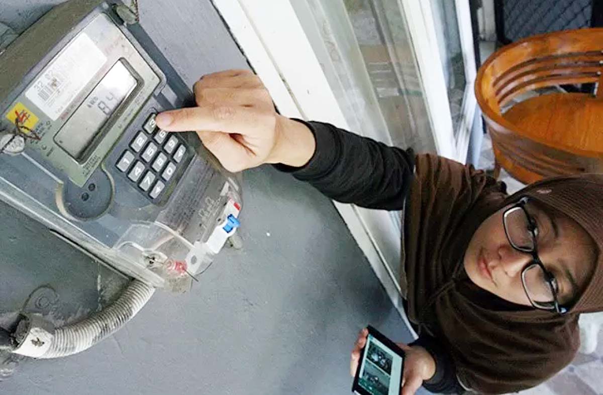 Ilustrasi pelanggan prabayar PLN tengah mengisi token listrik. (Foto Dok:Jawapos.com)