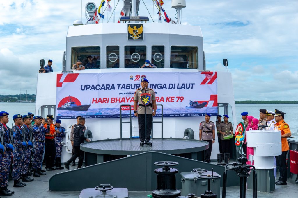UPACARA: Direktorat Polisi Air dan Udara (Ditpolairud) Polda Kalimantan Utara menggelar upacara tabur bunga di laut dalam rangka memperingati Hari Bhayangkara ke-79 Tahun 2025. Kegiatan tersebut mengusung tema "Polri Untuk Masyarakat" dan berlangsung di Perairan ALKI II, Kota Tarakan. Senin (23/06/2025)