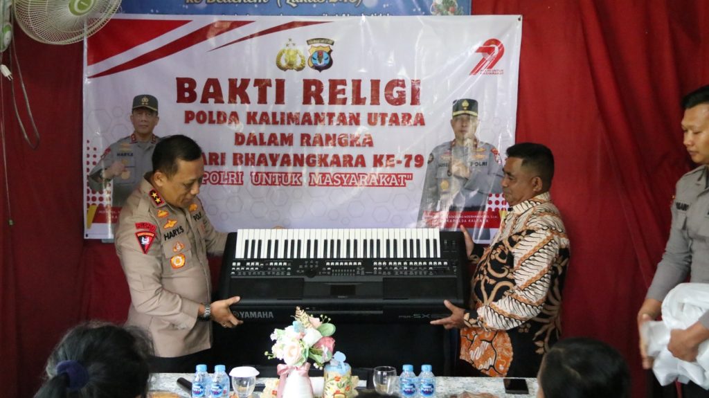 BAKTI RELIGI: Dalam rangka memperingati Hari Bhayangkara ke-79, Kapolda Kalimantan Utara Irjen Pol. Hary Sudwijanto, S.I.K., M.Si., melaksanakan kegiatan Bakti Religi di Gereja Sidang Jemaat Allah (GSJA) Anugerah Jelarai Tengah, Kelurahan Tanjung Selor Hilir, Kabupaten Bulungan.