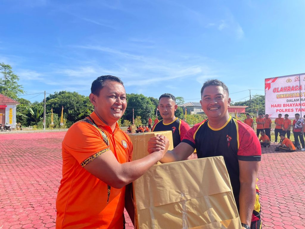 Dalam rangka memperingati Hari Bhayangkara ke-79, Polres Tana Tidung menggelar kegiatan olahraga bersama TNI-POLRI di halaman Mapolres Tana Tidung, Sabtu pagi 28 Juni 2025. Kegiatan ini menjadi momentum untuk mempererat sinergitas dan kekompakan antar instansi keamanan di wil