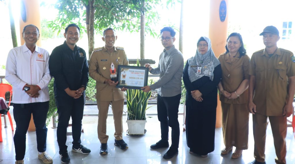 TERIMA PENGHARGAAN: Bupati Bulungan, Syarwani, S.Pd.M.Si saat menerima penghargaan SIWO Award II 2025 Kategori Good Governance diserahkan langsung oleh Ketua PWI Bulungan