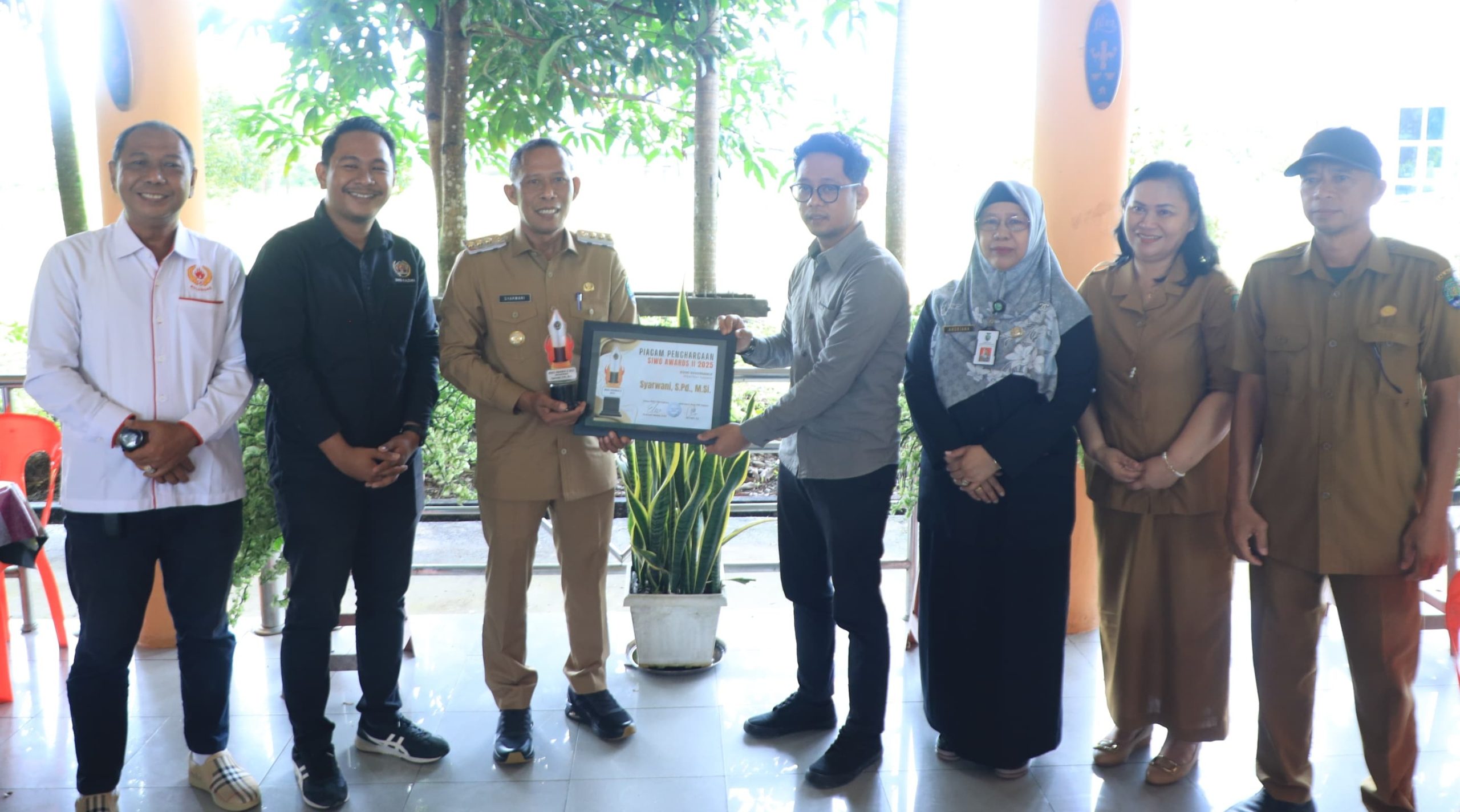 TERIMA PENGHARGAAN: Bupati Bulungan, Syarwani, S.Pd.M.Si saat menerima penghargaan SIWO Award II 2025 Kategori Good Governance diserahkan langsung oleh Ketua PWI Bulungan