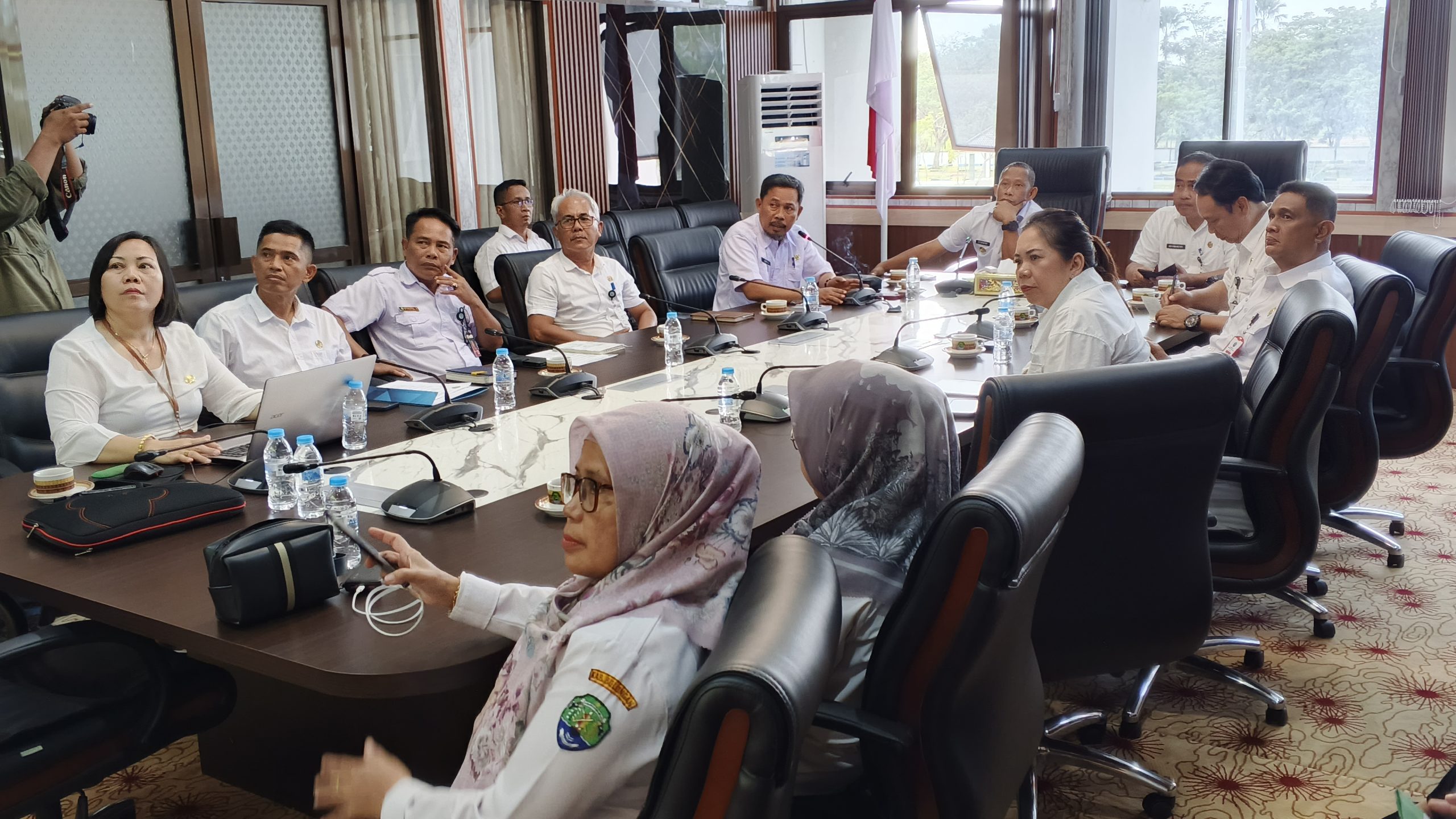 RAPAT PERSIAPAN: Bupati Bulungan Syarwani, S.Pd.M.Si bersama Asisten dan jajaran kepala organisasi perangkat daerah (OPD) teknis melaksanakan rapat persiapan birau Bulungan tahun 2025 yang dipusatkan di Kebun Raya Bundayati.