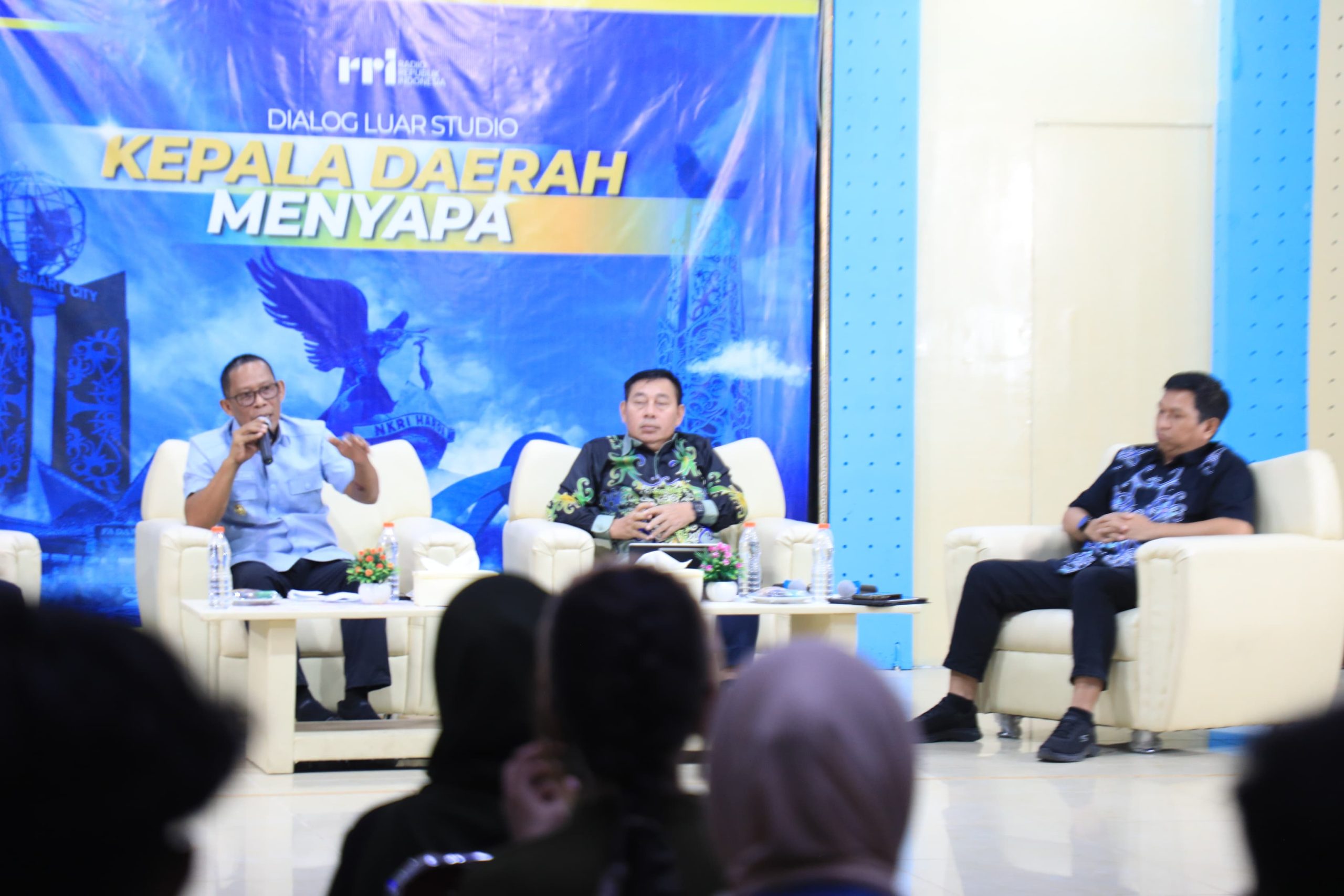 NARASUMBER: Bupati Bulungan Syarwani, S.Pd.M.Si bersama Ketua DPRD Bulungan Riyanto, S.Sos dan juga Rektor Universitas Kalimantan Utara Dr.Didi Adriansyah S.T.P., M.M menjadi narasumber program kepala daerah menyapa dengan topik 100 hari kerja Bupati dan Wakil Bupati Bulungan, Selasa (3/6/25).