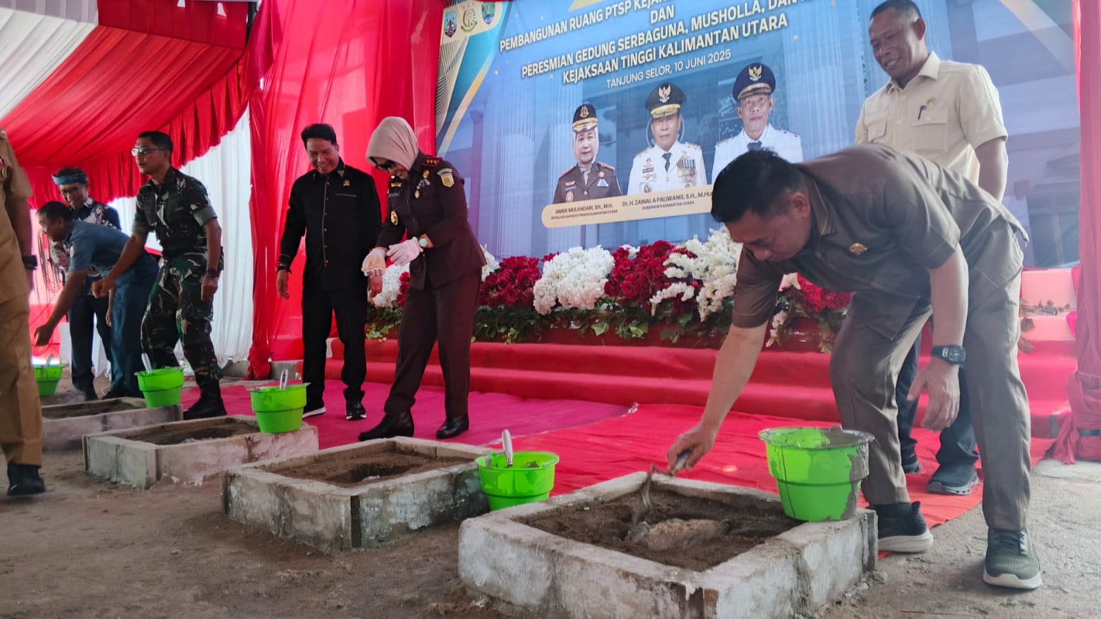 Ketua Dewan Perwakilan Rakyat Daerah (DPRD) Bulungan Riyanto, S.Sos saat menghadiri kegiatan Ground Breaking pembangunan Ruang Pelayanan Terpadu Satu Pintu (PTSP), serta peresmian Gedung Serbaguna, Mushola, dan Kantin di lingkungan Kejati Kaltara di Tanjung Selor, Bulungan, Selasa (10/6/25).