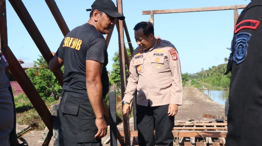 Kapolda Kalimantan Utara, Irjen Pol Hary Sudwijanto, S.I.K., M.Si., melakukan peninjauan progres pembangunan Jembatan Penyeberangan SP 6 B di RT. 022 Desa Tanjung Buka, Kecamatan Tanjung Palas Tengah, Kabupaten Bulungan, Selasa pagi (17/6/25).