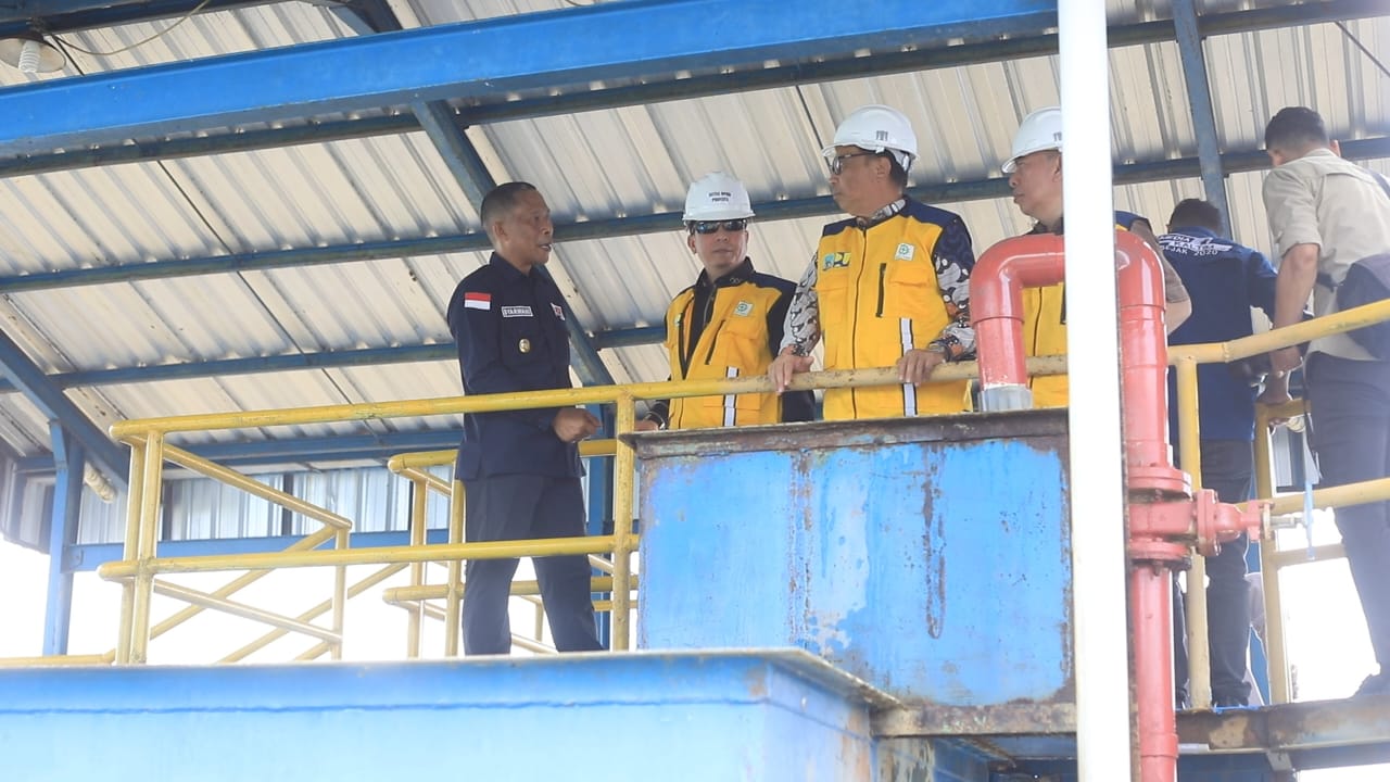 INTAKE JELARAI: Bupati Bulungan, Syarwani, S.Pd.M.Si saat meninjau proses pengolahan air baku di Intake Jelarai sebagai upaya perluasan jaringan layanan.