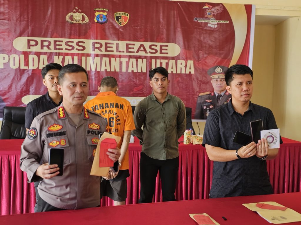 UNGKAP KASUS : Kabid Humas Polda Kaltara menampilkan tersangka kasus konten pornografi anak beserta barang bukti di Mapolda Kaltara, Kamis (19/6/25). (foto:Ist)