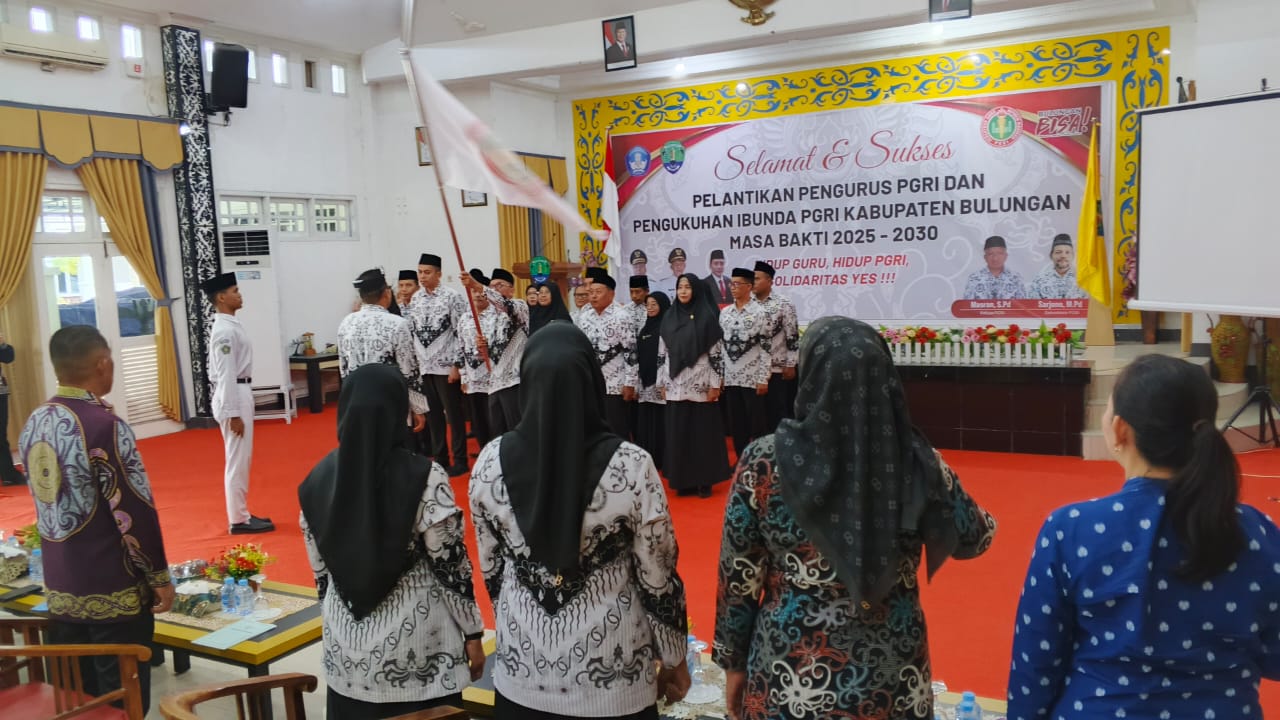 DILANTIK: Bupati Bulungan Syarwani, S.Pd.M.Si menghadiri pelantikan pengurus Persatuan Guru Republik Indonesia (PGRI) dan pengukuhan ibunda PGRI Kabupaten Bulungan masa bakti 2025 – 2030 di Aula Rumah Jabatan Bupati, Kamis (19/6/25).