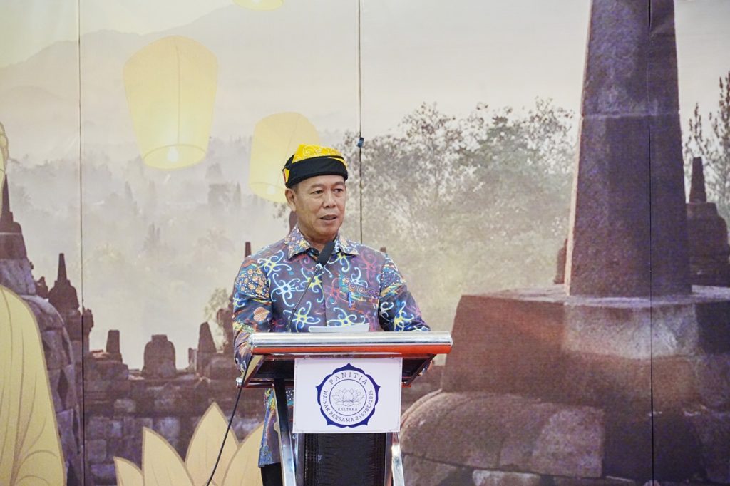 WAISAK BERSAMA : Asisten Bidang Pemerintahan dan Kesejahteraan Rakyat Setprov Kaltara H. Datu Iqro Ramadhan, S.Sos., M.Si menghadiri acara Sannipata Waisak Bersama se-Kaltara dalam rangka memperingati hari Tri Suci Waisak 2569 BE / 2025, di Hotel Tarakan Plaza.